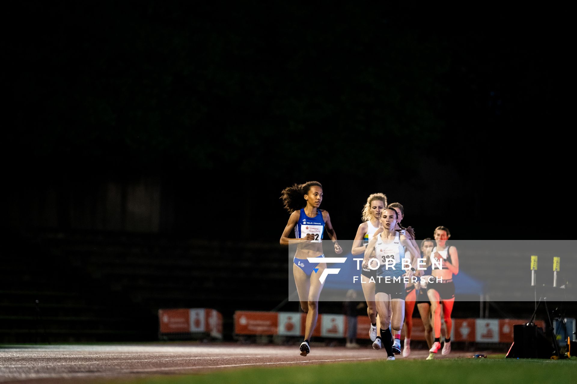 Miriam Dattke (LG TELIS FINANZ Regensburg) neben Franziska Drexler (LG TELIS FINANZ Regensburg ueber 3000m am 03.06.2022 waehrend der Sparkassen Gala in Regensburg